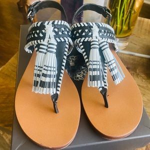 Cute Vince Camuto sandal blk & white 9 1/2.
